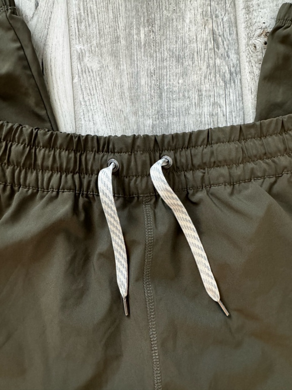 Vuori Women's Miles Jogger Size Large Oregano Green Like New - Picture 4 of 9